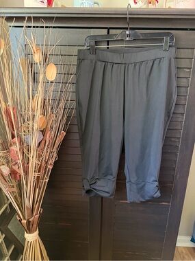 BloomChic Black Capri Pants with Knotted Hem